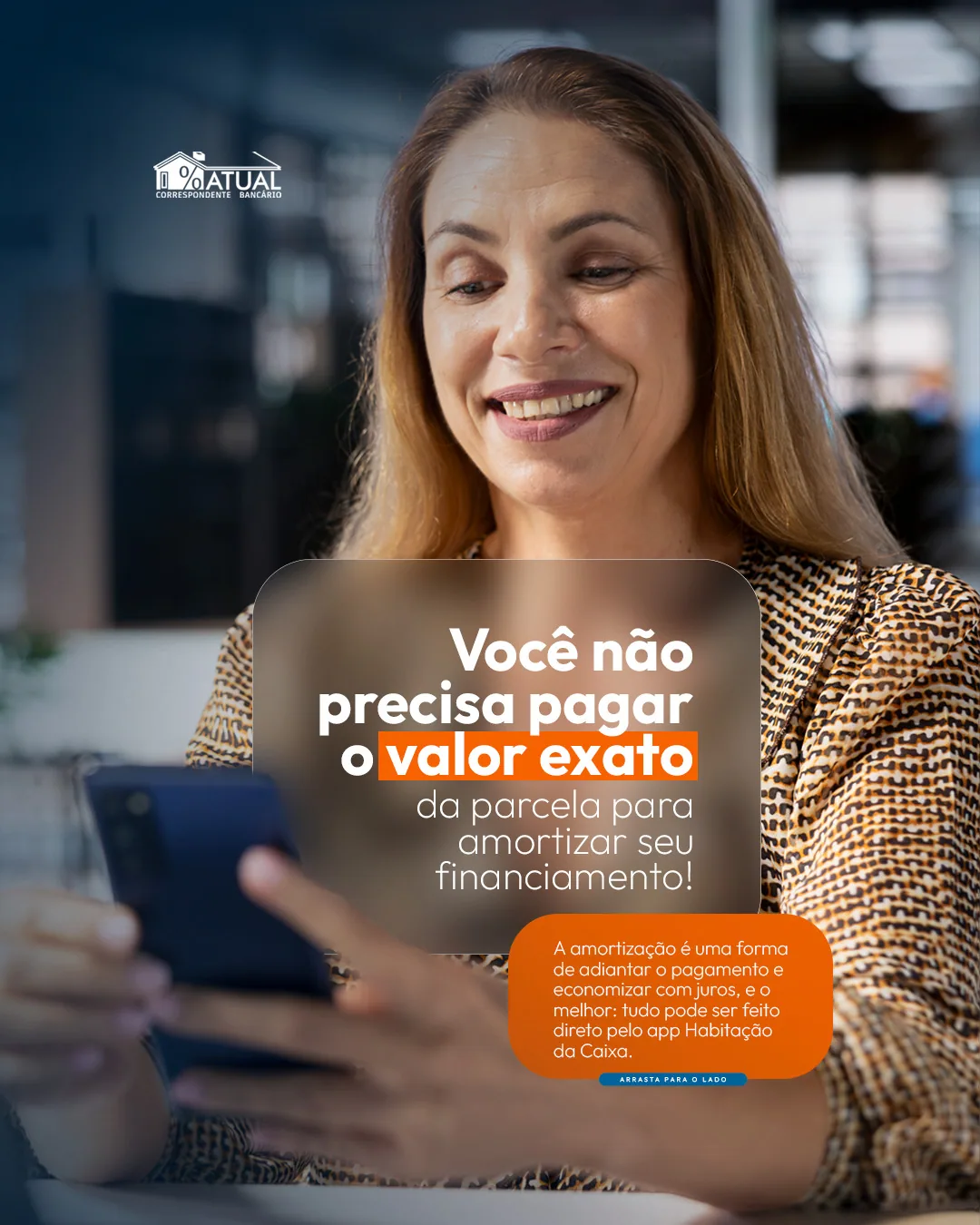 Arte da Atual sobre amortização: “Você não precisa pagar o valor exato da parcela”, com uma mulher sorrindo ao celular.