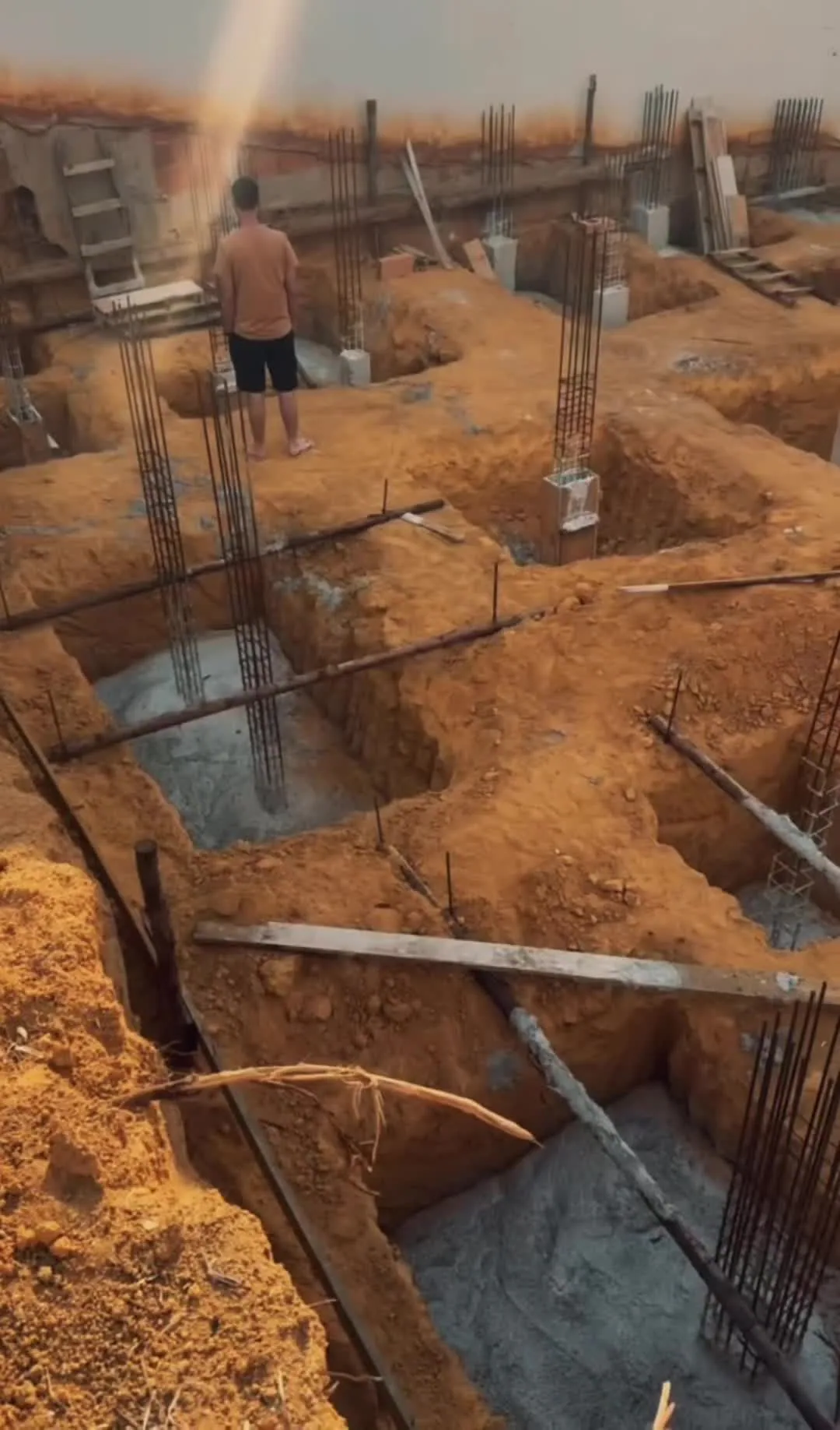 Fundação de uma obra com ferragens e valas escavadas.